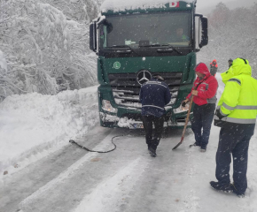 Сливен: Камион и бус с работници са закъсали край с. Тича