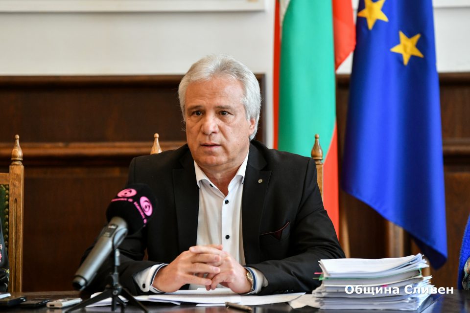 Дневният ред на предстоящата утре, 6 април, сесия на местния парламент в Сливен включва седемдесет и шест точки. Това заяви на редовната си пресконференция...