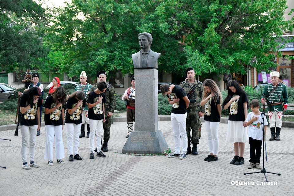 С възпоменателна церемония снощи пред паметника на Васил Левски в Сливен бяха отбелязани 184 години от рождението на Апостола. Сред гостите и жители на...