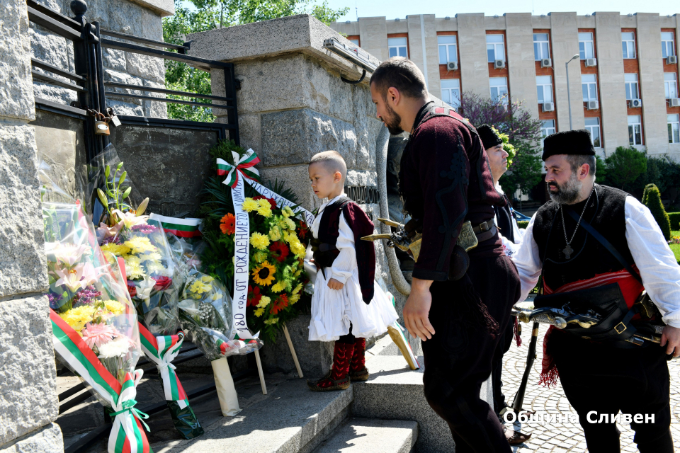 180 години от рождението на легендарния войвода Хаджи Димитър се навършват днес. От името на сливенските граждани цветя пред паметника му поднесоха кметът...