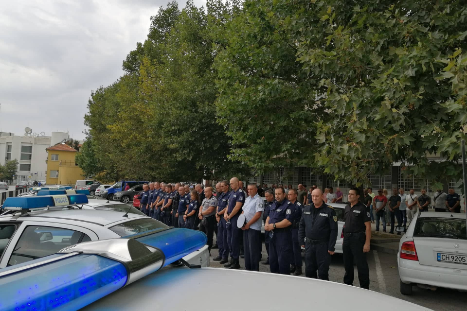  С минута мълчание, свалени шапки и включени светлини и сирени на служебните автомобили полицията в Сливен отдаде почит на загиналите свои колеги в Бургас....