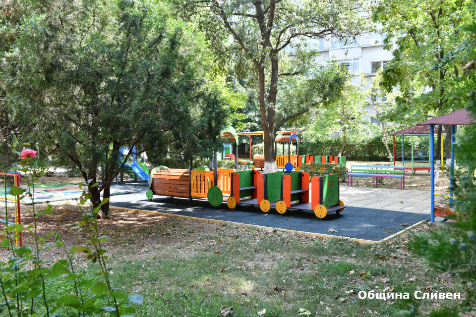 Окончателно приключи реконструкцията на четирите площадки за игра в двора на Детска ясла № 14 в Сливен. Комисия от Общината извърши оглед на извършените...