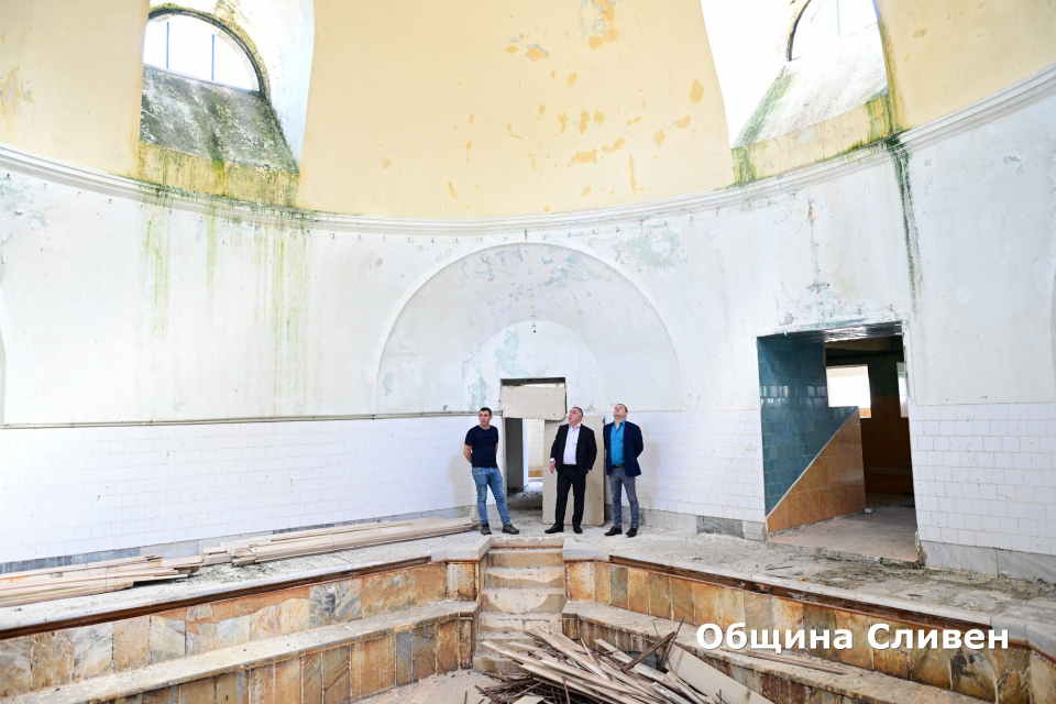 Кметът Стефан Радев се запозна на място с напредъка по ремонта на покрива на сградата на минералните бани. Дейностите са стъпка към бъдещите ангажименти...