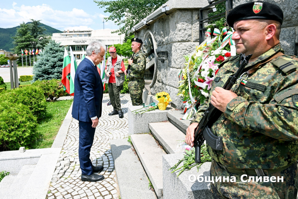 Сливен отбеляза 149 години от гибелта на Христо Ботев и всички знайни и незнайни герои, дали живота си за свободата на България. Венци и цветя в знак на...