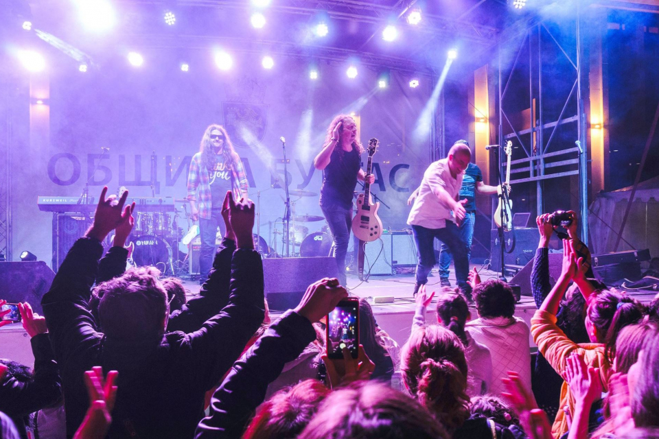 Община Сливен ще зарадва на 25.10.2022 г., вторник, от 19.30 ч., на площад „Хаджи Димитър“ своите съграждани с голям рок концерт на група „Хоризонт“!...