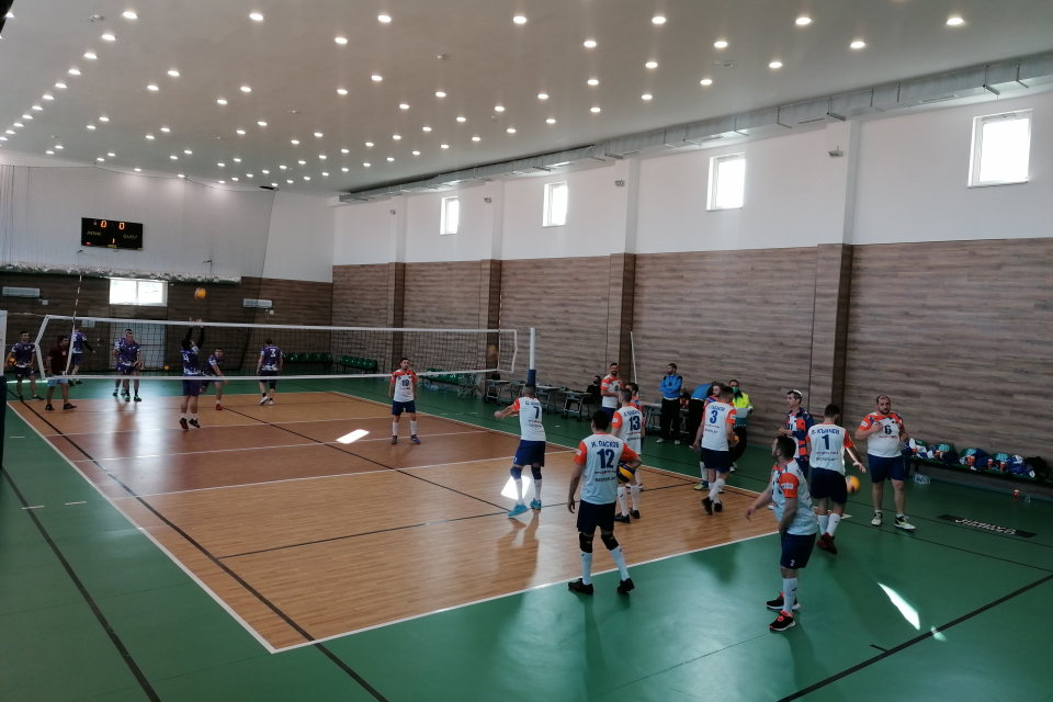 Спортен комплекс „Асеновец“ днес официално отвори врати за надпреварата между отборите на „Сливен Волей“ и „Велики Преслав“.
Началото на двубоя даде кметът...