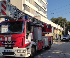 Сливенски пожарникари спасяваха хора и гасиха пожар при демонстрация