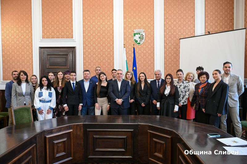 За поредна година в Деня на младежкото самоуправление ученици от Сливен поеха управлението на Общината и на местния парламент за един ден. Инициативата...