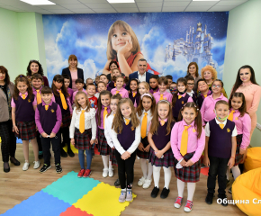 Сливенският кмет чете български приказки на деца по повод 1 юни
