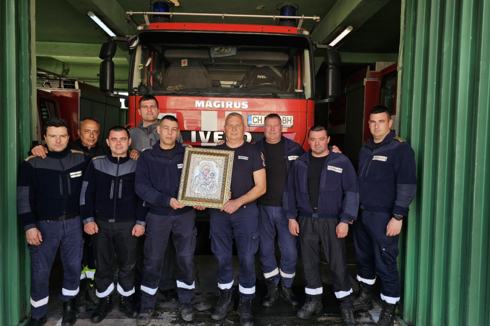 В знак на признателност към службата на огнеборците, Негово Високопреосвещенство Сливенският митрополит Арсений дари осветена икона на Света Богородица...