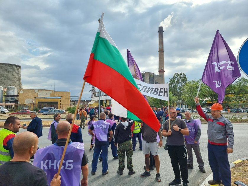 Работниците в ТЕЦ-Сливен блокираха за кратко входната артерия на града в знак на подкрепа към протеста на колегите си миньори и енергетици. Пред сградата...
