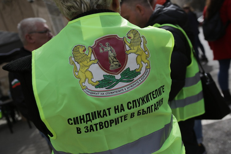 След среща със служебния министър на правосъдието Крум Зарков, Синдикатът на служителите в затворите в България ще обяви дали ще отмени протеста на служителите...