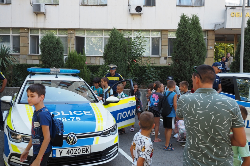 122 служители от дирекцията са наградени по случай професионалния празник и 146 години от създаването на министерство
Празничния ден започна динамично...