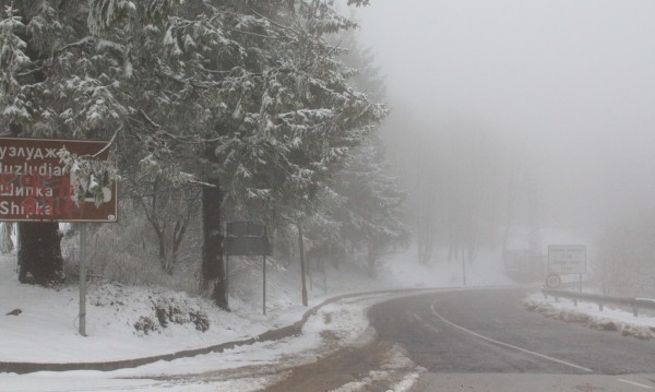 Синоптиците предупреждават за навявания по планинските проходи. Сняг и мъгла има по високите части на Шипка. Такава е ситуацията и на Прохода на Републиката,...
