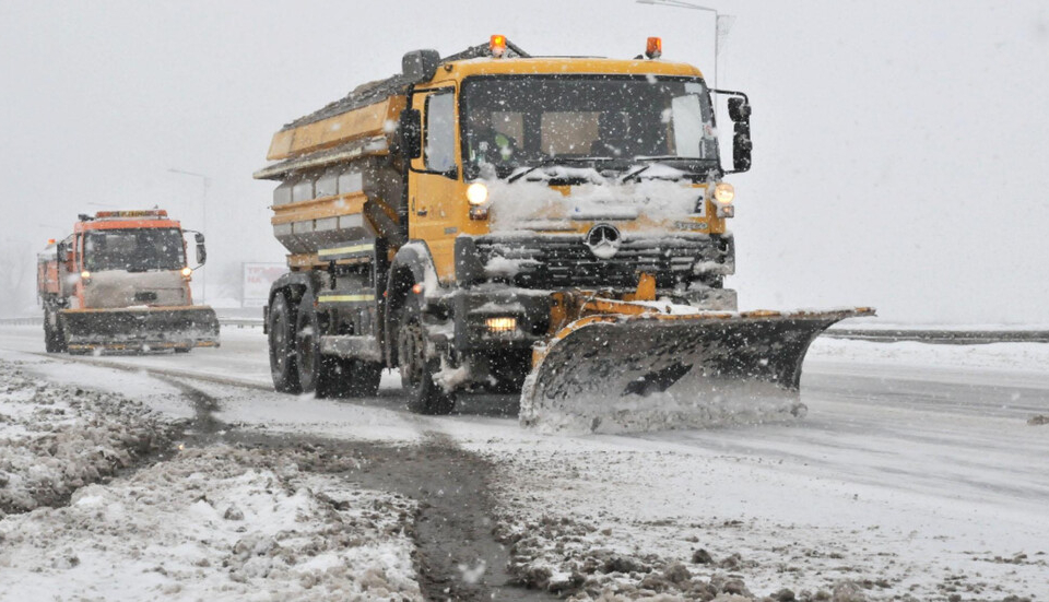 Снегопочистващата техниката е в готовност за разчистване на републиканската пътна мрежа на територията на Ямболска област, осигурени са и достатъчно количества...