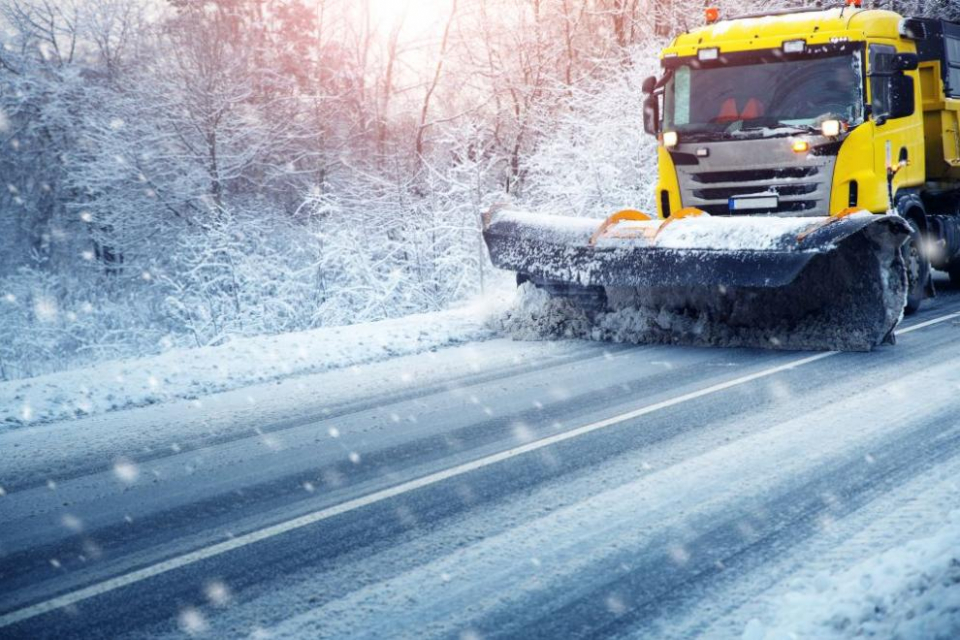 Снегопочистващата техника в Ямболска област е в готовност. Зимното поддържане на 635 км републиканска пътна на територията на областта ще се извършва от...