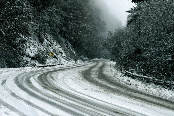На прохода „Шипка“ вали сняг и времето е облачно, съобщиха за БТА от Областното пътно управление (ОПУ) в Стара Загора.Температурата е минус три градуса....
