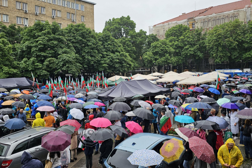 Две шествия блокират столицата в събота следобед - "София Прайд" и "Шествие на семейството". Въпреки дъжда, привърженици на двете каузи излязоха в тяхна...