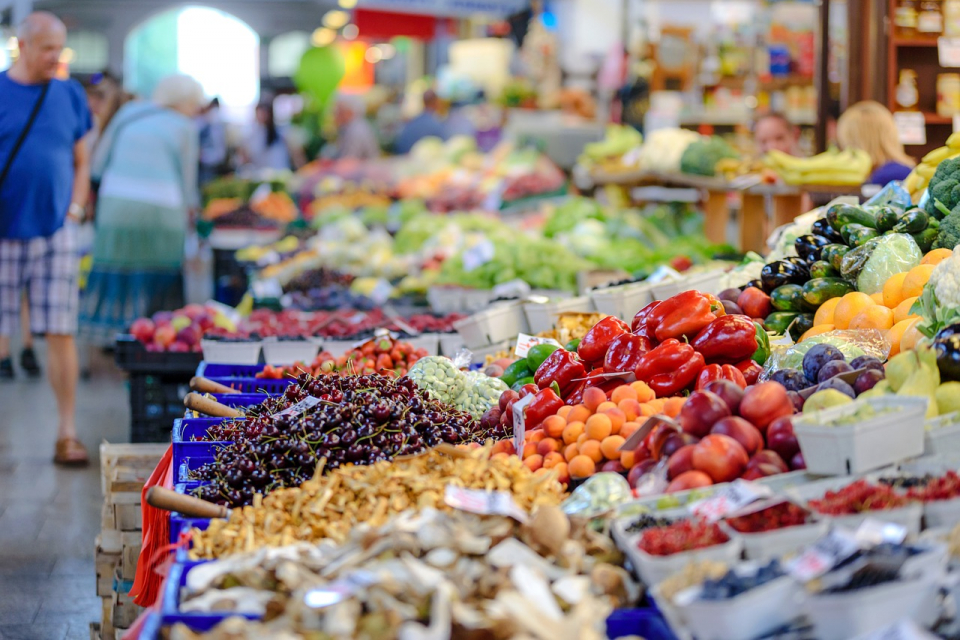 Продължава спадът на цените на повечето основни хранителни стоки, плодове и зеленчуци на борсите в страната и през тази седмица, показват данните в седмичния...