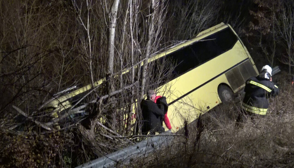 Хората, оказали първа помощ на пострадалите пътници в тежката катастрофа в Свиленградско разказаха в ефира на БиТиВи за инцидента. Вчера автобус, връщащ...