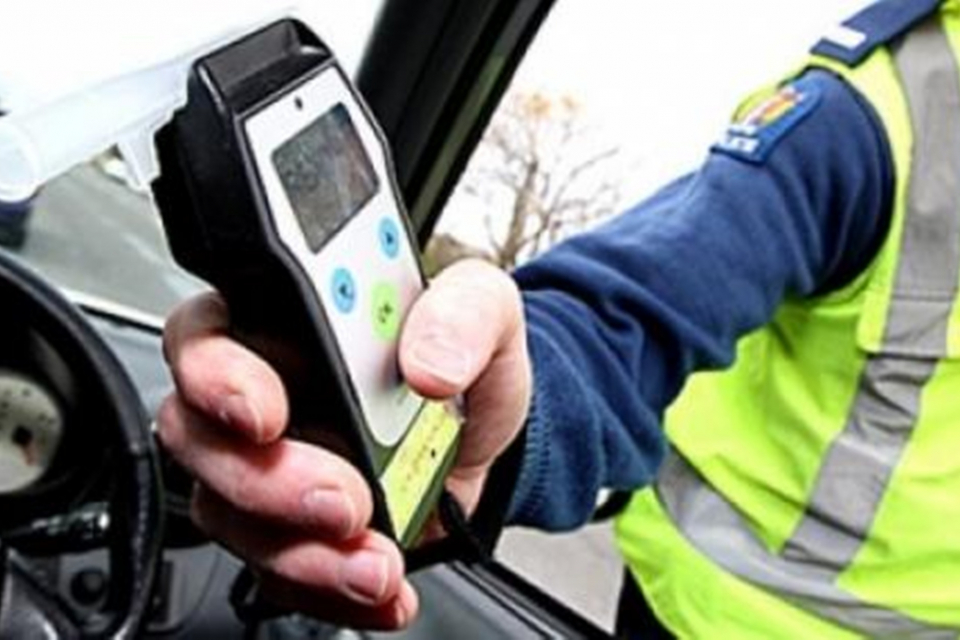 Полицейски служители на РУ-Котел са хванали водач на лек автомобил с алкохол 3,54 промила. Проверката е извършена от нощен патрулен екип, който следи за...