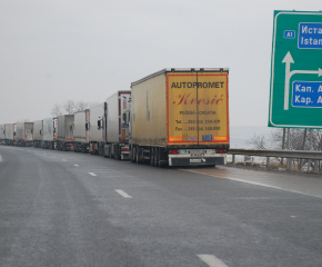 Спират тежките камиони по паркинги из цялата страна, за да няма струпване на граничните пунктове
