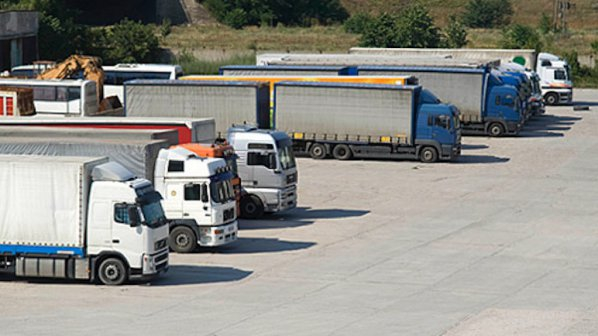 Заради горещото време до края на месеца ще има ограничения за движението на тежкотоварни камиони с маса над 20 тона в Русенска, Шуменска и Търговищка област,...