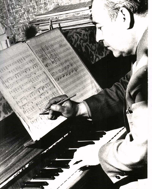 На днешния ден през 1907 година в Ямбол е роден композиторът Атанас Паленков, припомня календарът на Регионалния исторически музей.
Паленков всъщност...