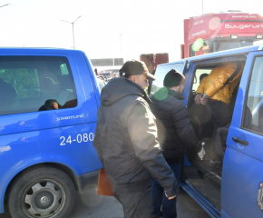Спряха кола натъпкана с нелегални мигранти в Свиленградско