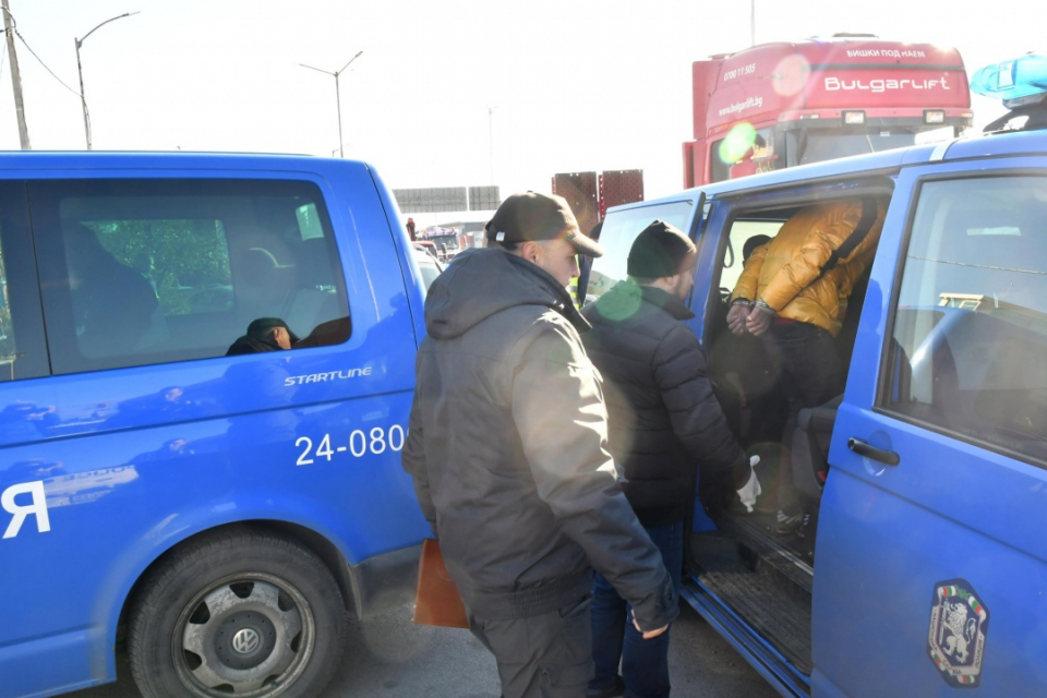 Мъж е задържан с 10 нелегални мигранти, които превозвал в автомобила си до свиленградското село Дервишка могила.
Прокуратурата привлече като обвиняем...
