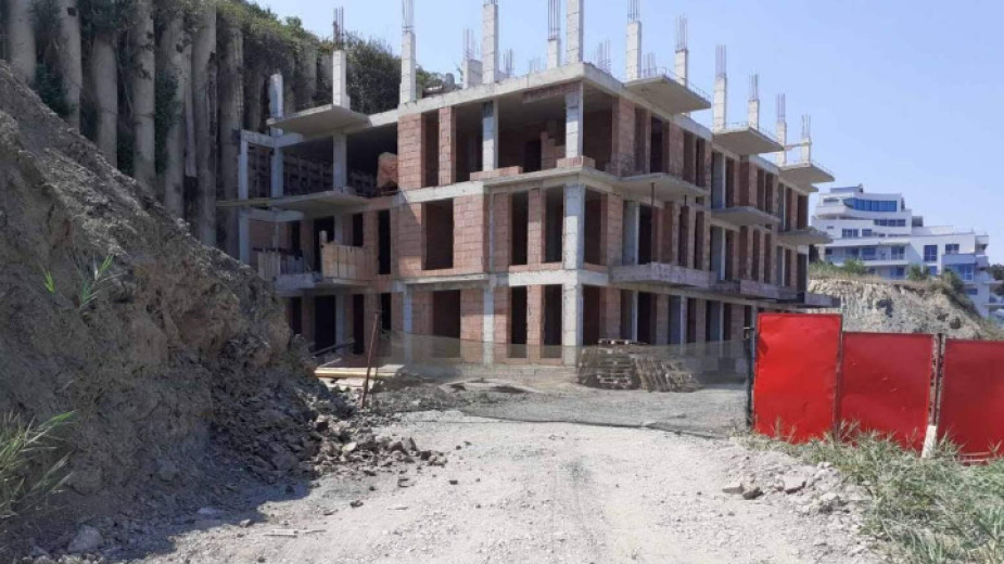 След проверка, възложена от Върховната административна прокуратура, спират всички строителни и монтажни работи на строежа на плажа в Обзор, съобщава БНР....