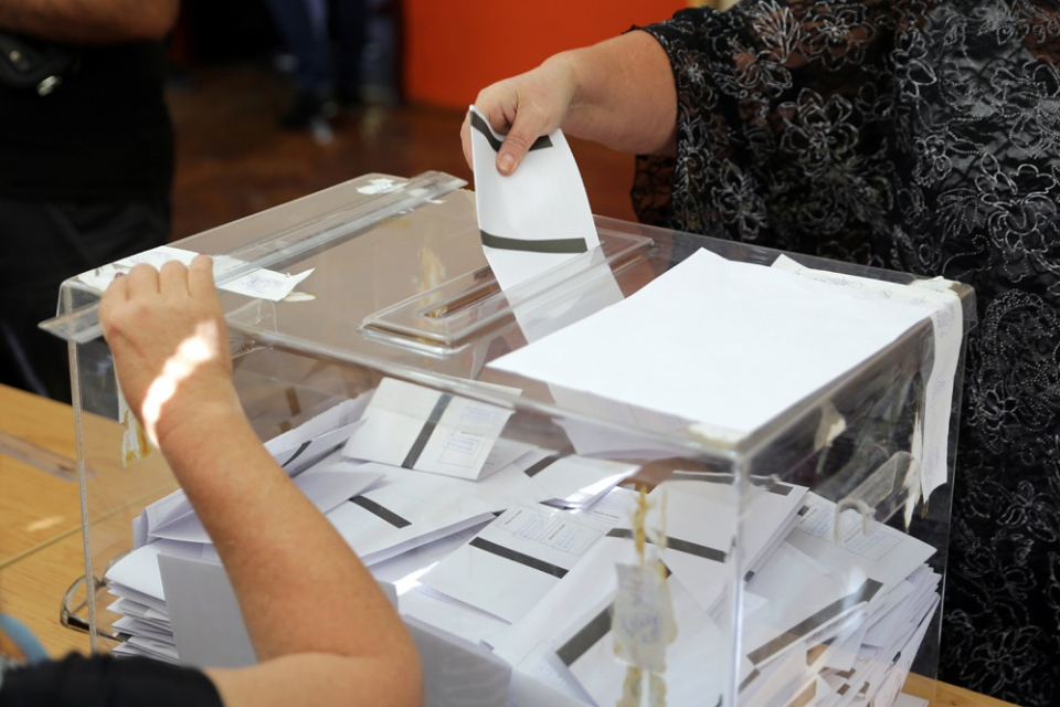 До 17 септември включително избирателите имат възможността да подадат заявление за вписване в избирателния списък по настоящ адрес и за гласуване с подвижна...