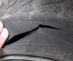 Срязаха гумите и счупиха стъкло на автомобил