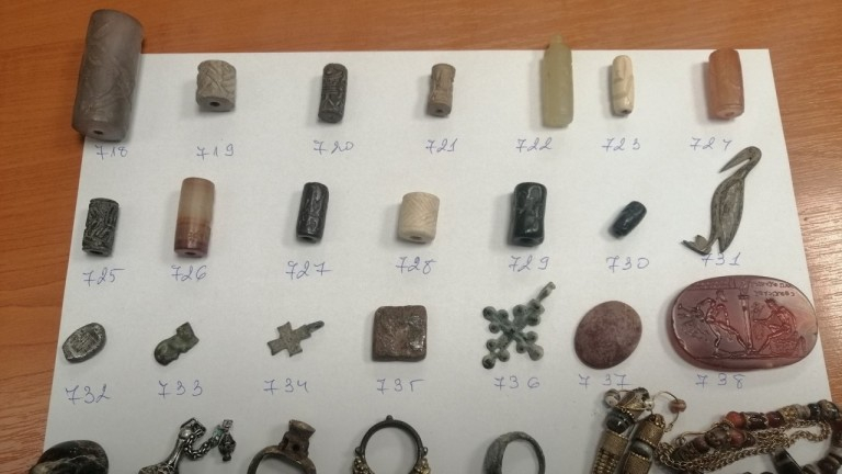 Митнически служители на митнически пункт "Капитан Андреево" откриха и задържаха 761 старинни монети и накити при проверка на товарен автомобил с влекач,...