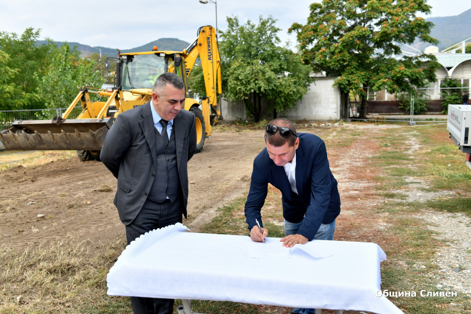 Официално днес бе даден старт на изграждането на дългоочакваната площадка за скейтборд в Сливен.
Кметът Стефан Радев пожела на изпълнителя да завърши...