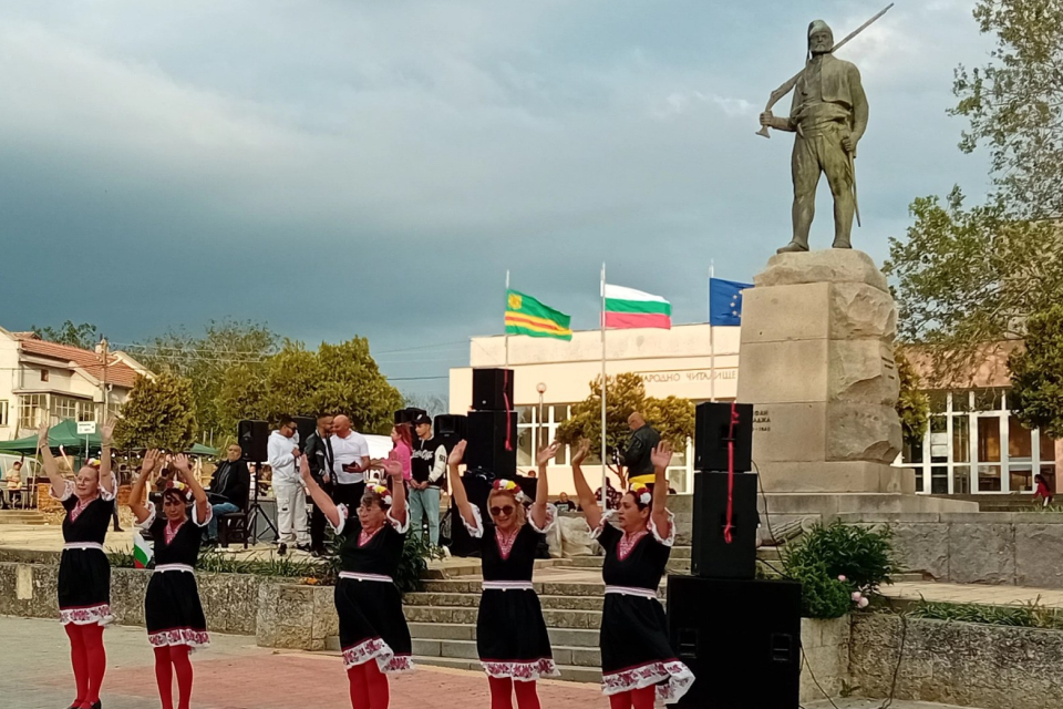 Буреносните облаци не попречиха на село Стефан Караджово да се изпълни сживот, музика и усмивки по време на традиционния си събор.Родното място на Стефан...