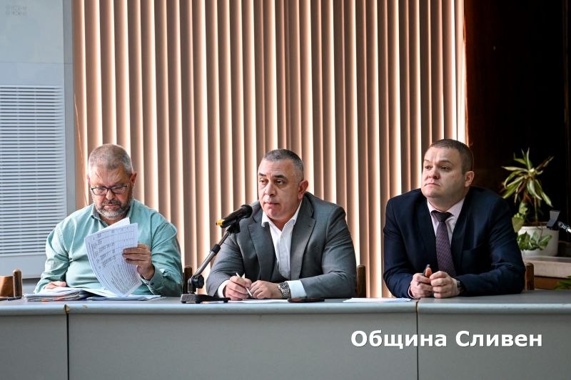 Като необичаен и извън нормалното определи отново кметът Стефан Радев бюджетния процес за общините. Това се случи на публичното обсъждане на проекта за...