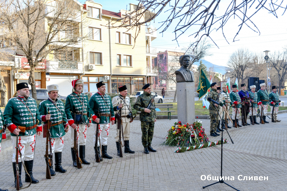 Проявите в Сливен по повод 150-ата годишнина от трагичната гибел на Васил Левски продължиха и днес. На площада, носещ неговото име, жители и гости на града...