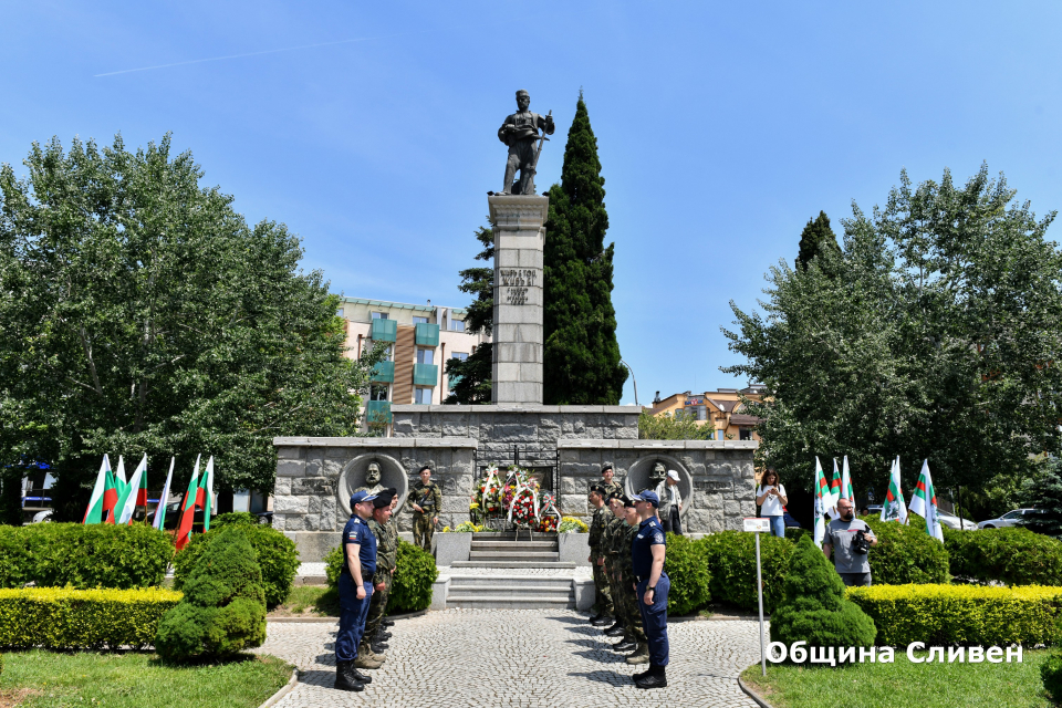 В Деня на Ботев и на загиналите за народна свобода – 2 юни, днес в цялата страна се провеждат общоградски поклонения в знак на почит към паметта на безсмъртните...