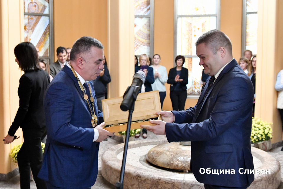 Избраният за втори мандат кмет на Сливен Стефан Радев официално встъпи в длъжност. След като положи клетва заедно с новия общински съвет и кметовете на...