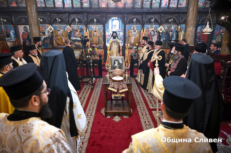 Сливен отбеляза една година от кончината на сливенския митрополит Иоаникий. Неговият наследник Арсений възглави заупокойна света литургия и отслужи панихида....