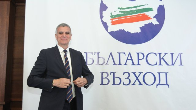 Партията на бившия служебен премиер и министър на отбраната Стефан Янев „Български възход“ ще бъде учредена днес - неделя, 19 юни.
Стефан Янев беше начело...