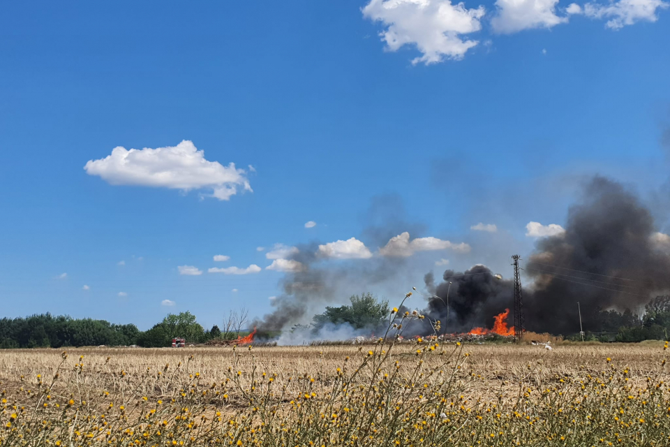 Пожар пламна край рекултивираното сметище в Болярово вчера. На място веднага се отзоваха два екипа на участък-Болярово и Районната служба по пожарна безопасност...