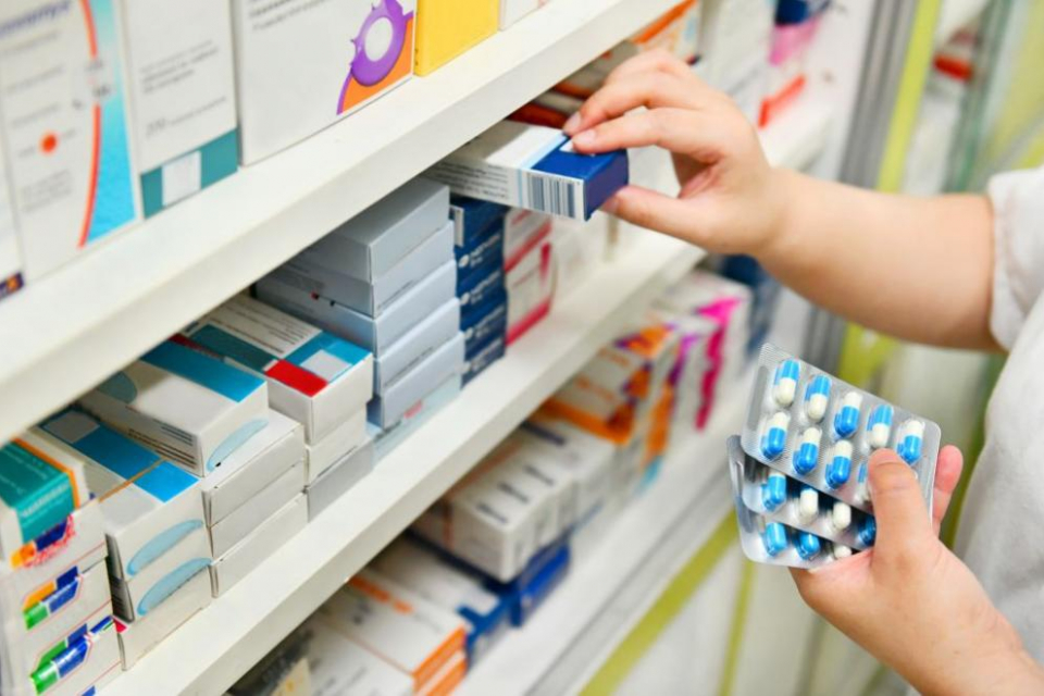 Над 330 лекарства липсват в аптеките в България. Това обяви по БНТ Николай Костов, председател на Асоциацията на собствениците на аптеки, като уточни,...