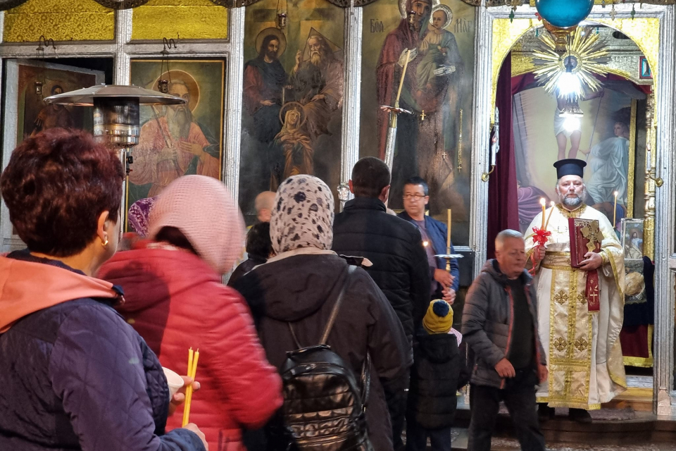 Стотици вярващи изпълниха най-стария православен храм в Ямбол - "Света Троица", в очакване на благата вест за Възкръсването на Исус Христос. Минути преди...