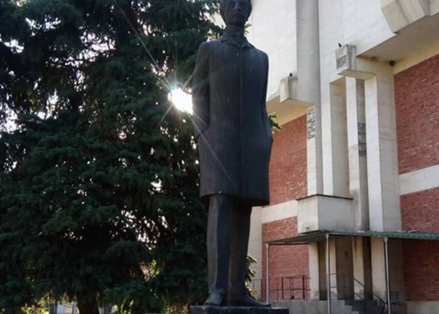 С поднасяне на венци и цветя пред паметника на Пейо Яворов в Стралджа почетоха 144 години от рождението на поета и революционер. В кратката церемония,...