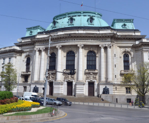 Студенти на протест срещу повишаването на таксите за платено обучение
