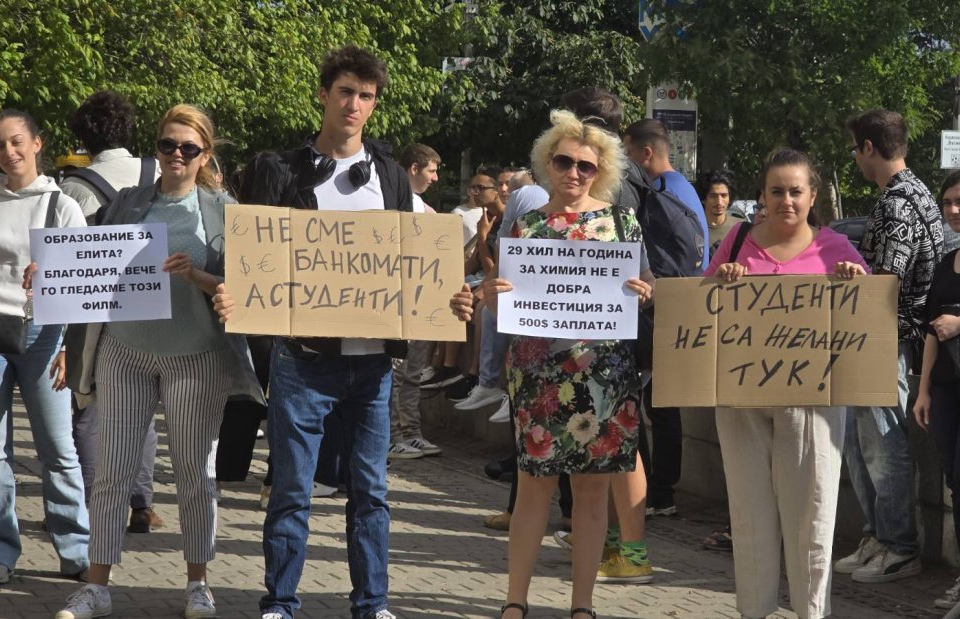 Студентските протести заради драстичния ръст на таксите за платено обучение в много от висшите училища у нас ще продължат, коментираха пред “Труд news”...