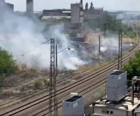 Сухи треви и храсти горят край ЖП линиите в района на гарата в Ямбол