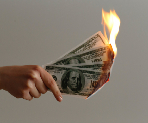 По света: Възрастна жена изгори банкноти заради страха си от Ковид